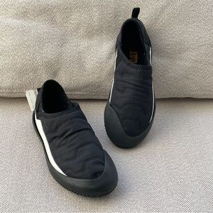 NWT Caterpillar Crossover Slip On, size 5 (men’s 7)